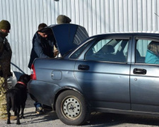 В двух донбасских пунктах пропуска задержали людей и товар