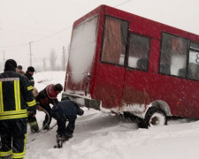 Непогода на дорогах Донетчины: спасатели уже вызволили из заносов автобус, грузовик и несколько легковушек (ФОТО)