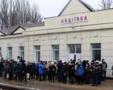 В Авдеевку прибыл первый за шесть лет войны пассажирский поезд