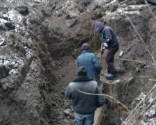 В Авдеевке меняют старые металлические трубы на новую пластиковую “гуманитарку” (ФОТО)