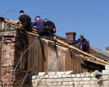 В Авдіївці почали відновлювати зруйноване житло