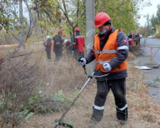 В Авдеевке работники АКХЗ наводят порядок на главной автомагистрали города