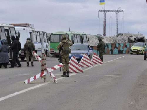 Утром 17 декабря у КПВВ «Марьинка» образовалась большая очередь на выезд с подконтрольной части Донецкой области