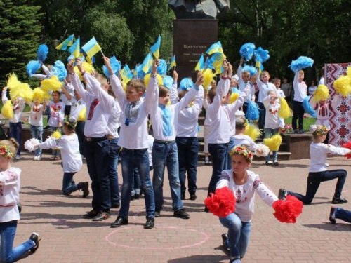 Авдеевка облачилась в вышиванки: фоторепортаж