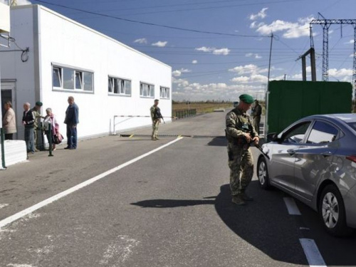 Отказ в пропуске, переселенцы, гуманитарные грузовики и проблемы с документами: всё о ситуации на донбасских КПВВ за неделю