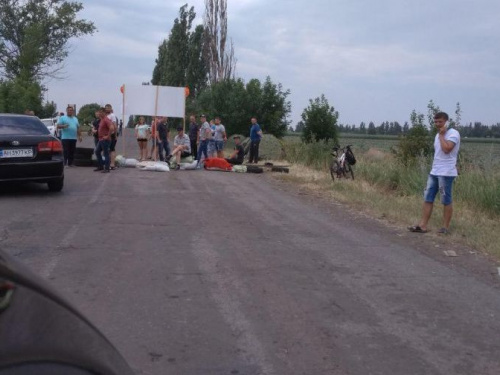 Авдеевцам на заметку: на въезде в Угледар бастующие шахтеры перекрыли дорогу, ведущую к морю (ФОТОФАКТ)