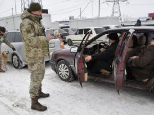 На КПВВ  за сутки остановили 4 машины, которые везли товары и патроны на  оккупированную территорию