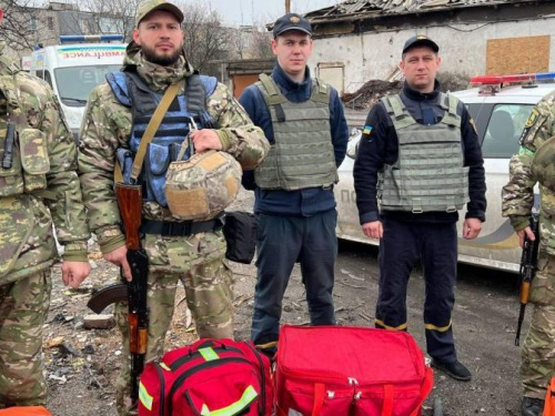 На Донеччині парамедики рятують життя цивільних громадян та допомогають лікарням медичним оснащенням