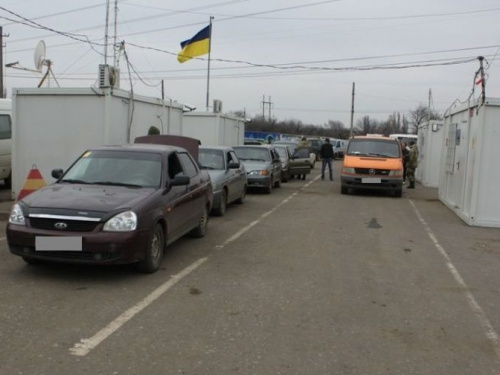 Огромный поток людей и машин пересек донбасскую линию разграничения