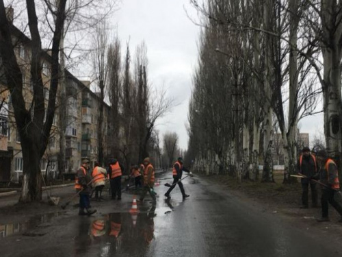 Авдеевские коммунальщики активно взялись за уборку города (ФОТОФАКТ)