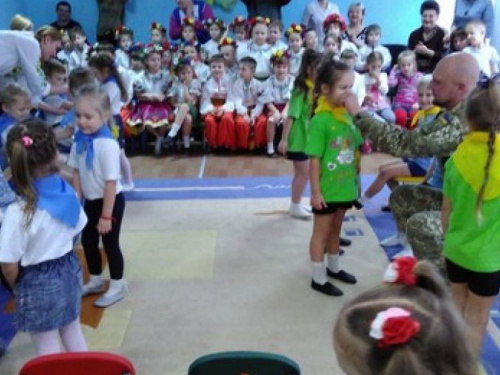 Малыши Авдеевки подарили военным ангелочков (ФОТО)