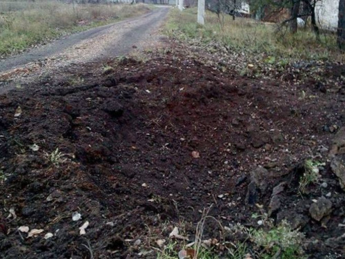 Разрушенный дом и огромные воронки: последствия обстрела  поселка на Донетчине (ФОТО)