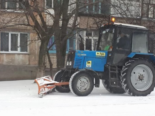 Коммунальщики Авдеевки вышли на борьбу с непогодой: фоторепортаж