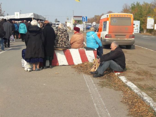 Сводка с КПВВ на линии разграничения: огромные очереди, масса задержаний и гуманитарный груз