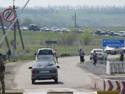 Почти две сотни авто пытались утром пересечь донбасскую линию разграничения