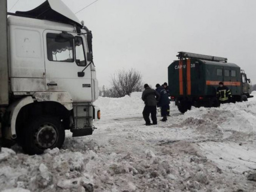 На Донетчине спасатели вызволяли водителей из снежных заносов и других "ловушек" на дорогах (ФОТО)