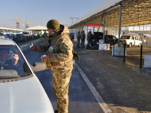 Сутки на донбасских КПВВ: пересекать стали чаще, на неподконтрольные территории пропустили грузовик