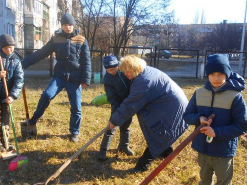 Чистый четверг в Авдеевке: необычные дети поработали на славу (ФОТО)