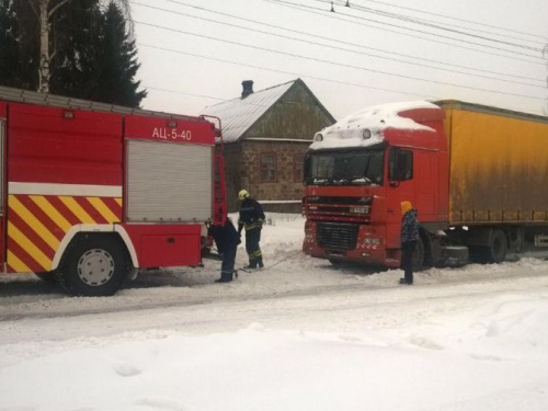 Спасатели на Донетчине вызволили из "ловушек" на дорогах автобус, грузовик и легковушку