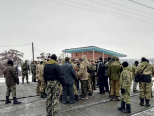 Блокаду в Донбассе организовывать должно государство, а не частные лица, - военные