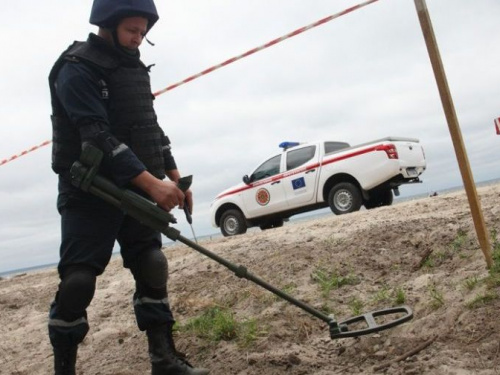 Донбасс восстанавливали и спасали от новых взрывов (ФОТО)