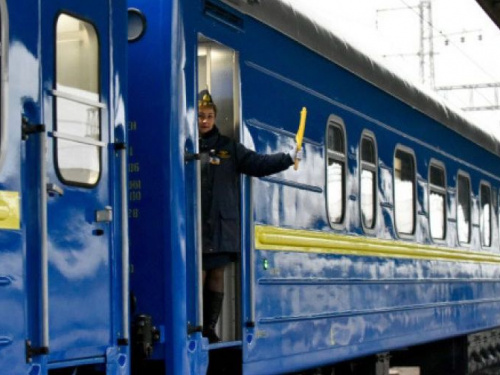 Поезда на Донбасс: в "Укрзалізнице" рассказали, будут ли останавливать сообщение