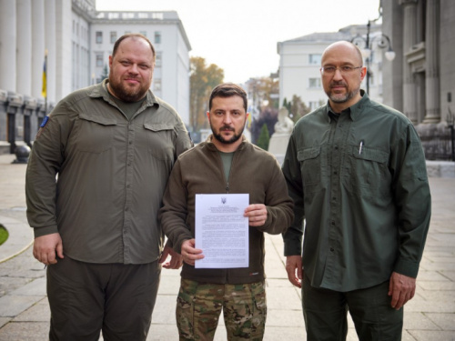 Ми робимо свій визначальний крок, підписуючи заявку України на вступ у пришвидшеному порядку до НАТО: звернення Президента Зеленського