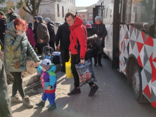 Евакуація людей з Авдіївки триває: графік та місця відправлення автобусів