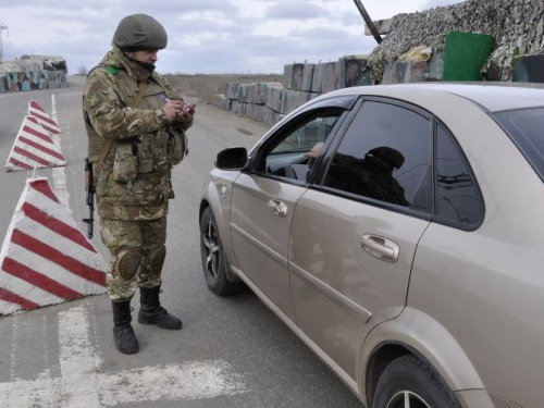 Утро у донбасских пунктов пропуска: очереди стали меньше