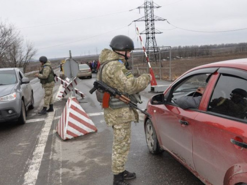 На донбасском КПВВ изъяли «документы», выданные в «ДНР»