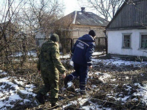 Полиция и ГСЧС прошерстили разрушенные и заброшенные  дома в прифронтовой Марьинке