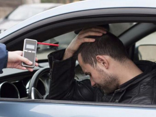 В Україні хочуть дозволити відбирати автомобілі у нетверезих водіїв та віддавати їх армії