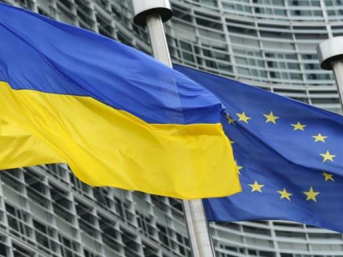 Єврокомісія рекомендувала визнати Україну кандидатом на вступ до ЄС