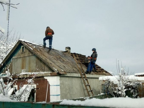 Шифер, брус и рубероид: спасатели ударно восстанавливают Авдеевку