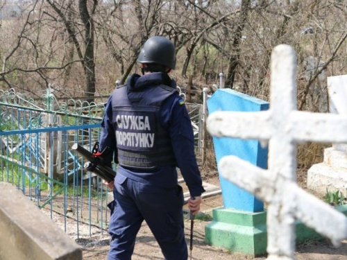 Взрывоопасные кладбища Донбасса: новости от спасателей (ФОТО + ВИДЕО)