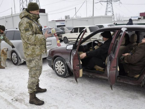 Утром 25 февраля у трех донбасских КПВВ образовались большие очереди