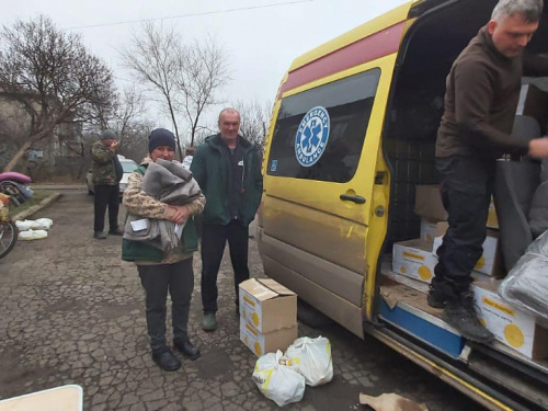 В канун Новорічних свят переселенці з Авдіївки отримали продукти і теплі ковдри