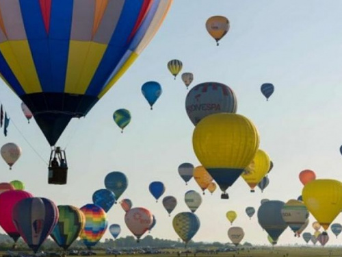 Во Франции проходит фестиваль воздушных шаров (ФОТО+ВИДЕО)