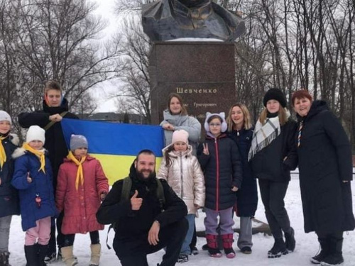 В Авдіївці діти привітали містян з Днем Соборності