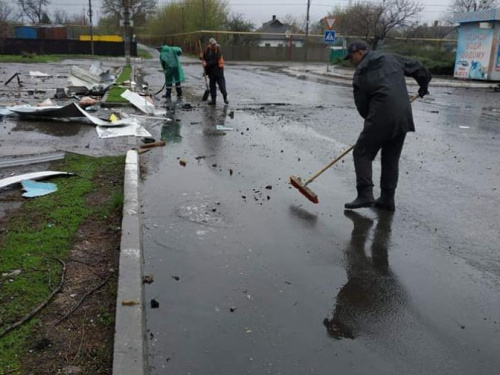 Комунальники Авдіївки ліквідують наслідки обстрілів міста 