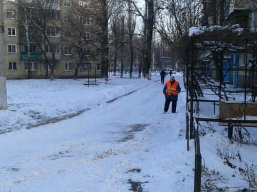 Авдеевские коммунальщики вышли на борьбу с последствиями снегопада (ФОТОФАКТ)