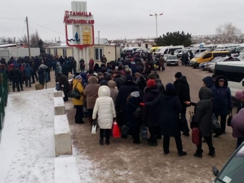 У одного из донбасских КПВВ людей избивают ногами