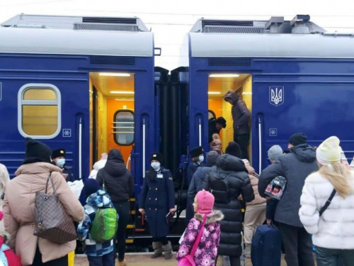 За місяць понад 90 тисяч мешканців Донеччини виїхали на поїздах у центральні та західні регіони України