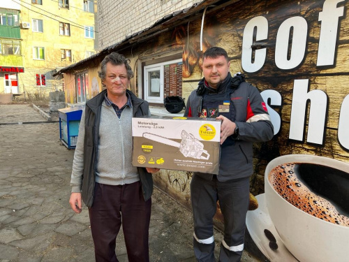 Авдіївські коксохіміки забезпечили мешканців громади бензопилами