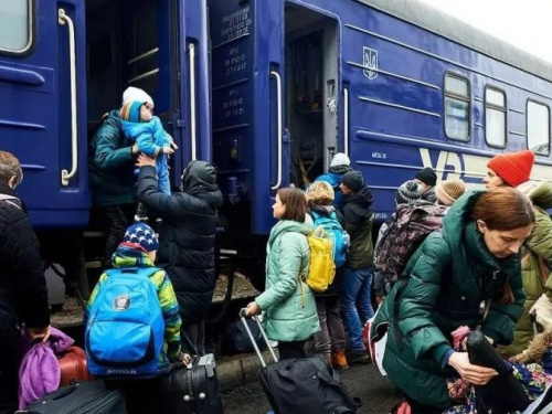 Біженцям з прифронтових районів допомогу виплачують на вокзалах: як це працює