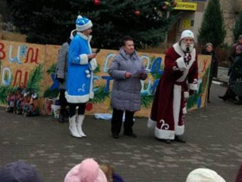 В прифронтовой Авдеевке рождественская елка зажгла огни (ФОТО)