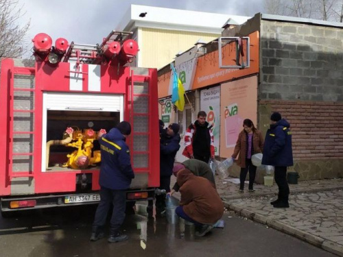 ДСНС щоденно підвозить технічну воду авдіївцям: графік