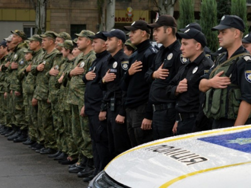 На улицы Донетчины вышло 430 нарядов полиции и собаки