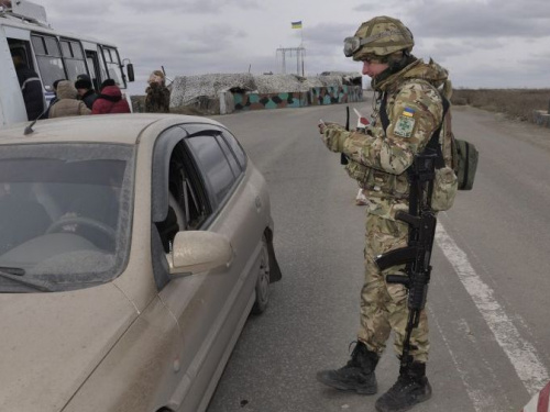 Через два донбасских КПВВ не смогли провезти товар