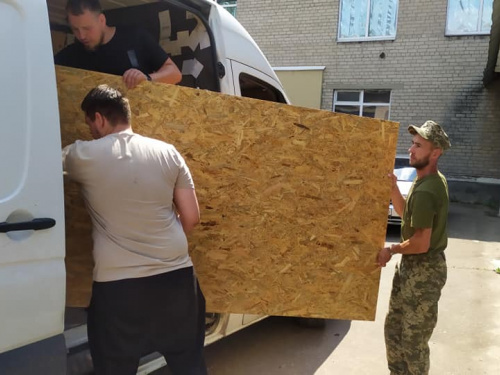 Волонтери з Києва привезли медикаменти для авдіївської лікарні та будматеріали